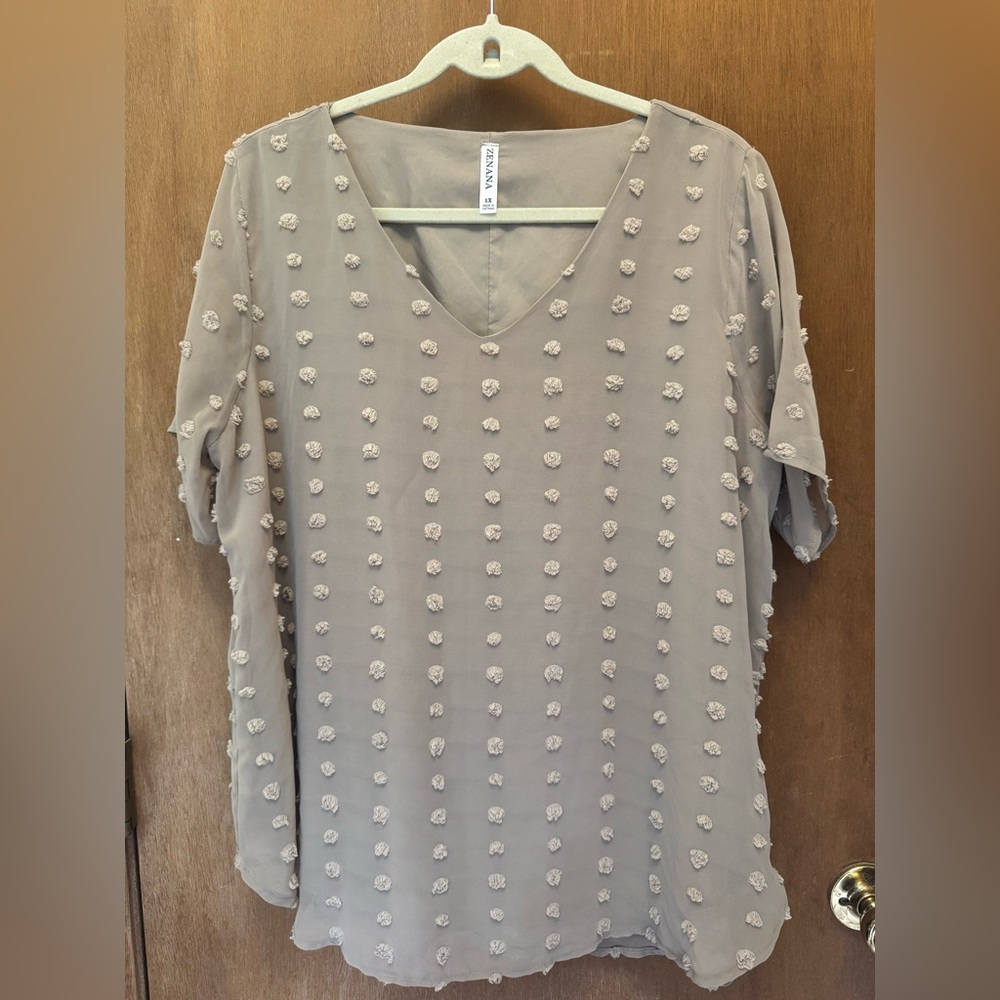 Women’s Zenana 1x Top V-neck short sleeve Taupe textured polka dot shirt